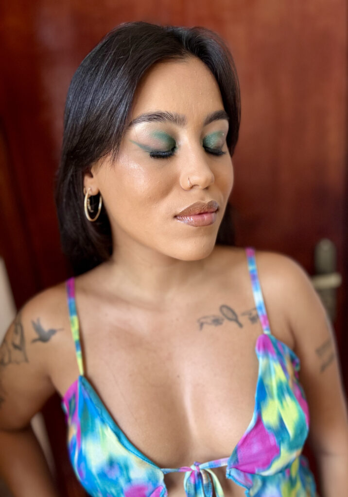 Mulher de top colorido com sombra verde esfumada